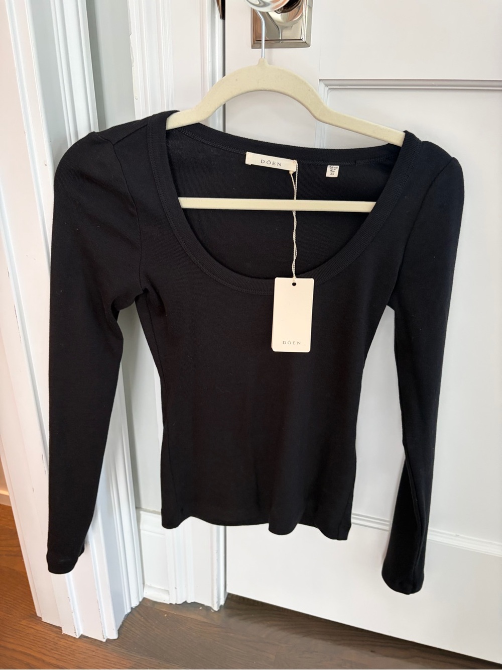 Doen Black Scoop Neck Long Sleeve Tee